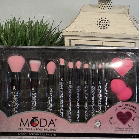 Moda Other - Moda Leopard Print Makeup Brush Kit